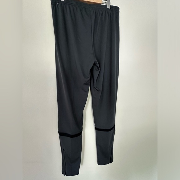 NWOT. Nike Women’s Academy training pants. - Picture 3 of 5